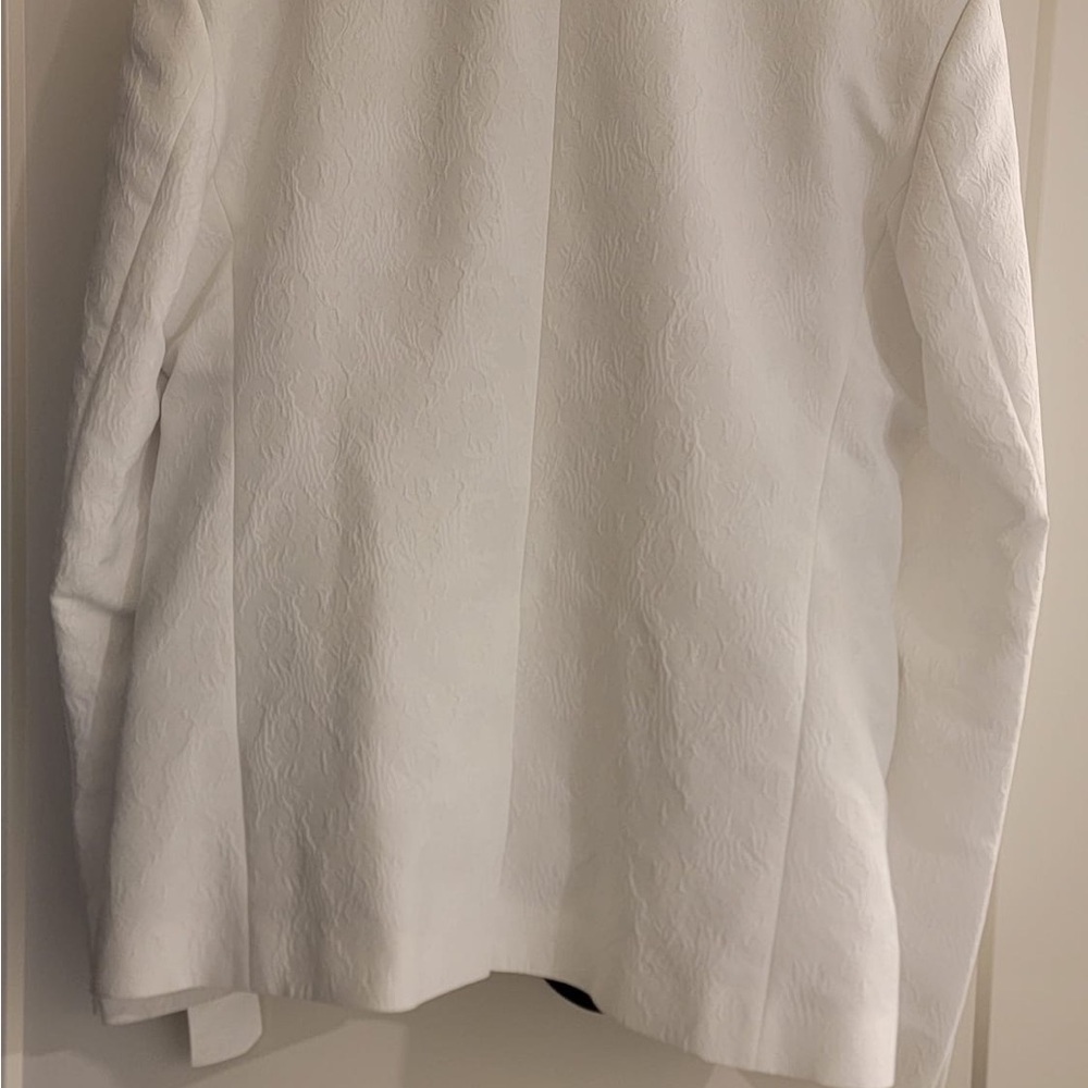 Elegant White Blazer with Black Accents - Picture 6 of 6